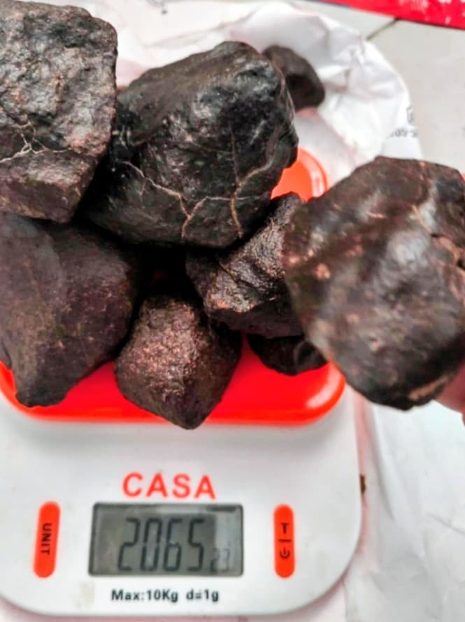 Chondrite batch on scale